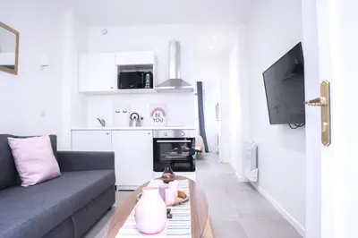 Cuisine ou kitchenette dans l'établissement Home in Paris - Paris East
