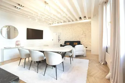 Télévision ou salle de divertissement dans l'établissement Pick A Flat's Apartment in Le Marais - Rue des Gravilliers
