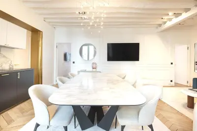 Télévision ou salle de divertissement dans l'établissement Pick A Flat's Apartment in Le Marais - Rue des Gravilliers