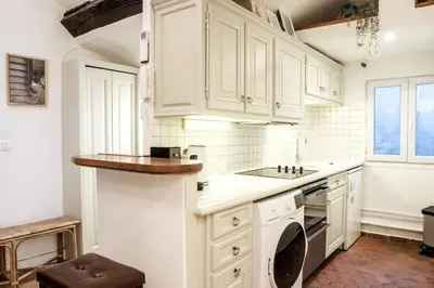Cuisine ou kitchenette dans l'établissement Spacious studio in Paris Hyper Center - Smart TV & WIFI - 4P