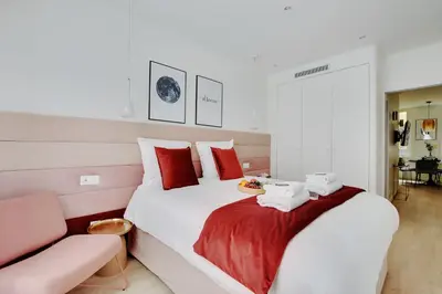 Un ou plusieurs lits dans un hébergement de l'établissement Charming apartment - 2BR-6P -In the heart of Paris