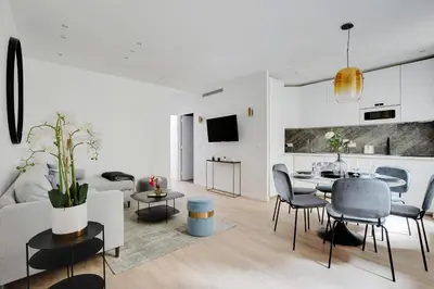 Télévision ou salle de divertissement dans l'établissement Charming apartment - 2BR-6P -In the heart of Paris