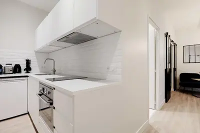 Cuisine ou kitchenette dans l'établissement Modern Apartment 1BR- 4P Le Marais Quarter