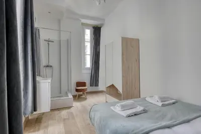 Un ou plusieurs lits dans un hébergement de l'établissement Authentic Parisian Flat - Louvre Royal - Paris 1