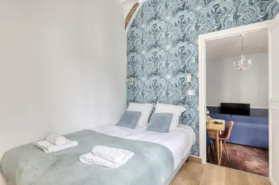 Un ou plusieurs lits dans un hébergement de l'établissement Authentic Parisian Flat - Louvre Royal - Paris 1