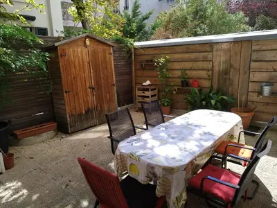 Plan de l'établissement cosy rare 2 bedroom apartment around a private garden