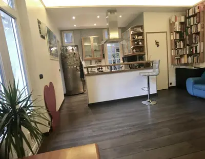 Bibliothèque dans l'appartement