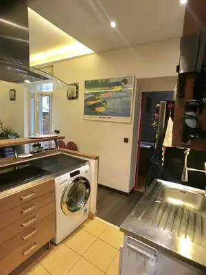 Cuisine ou kitchenette dans l'établissement cosy rare 2 bedroom apartment around a private garden