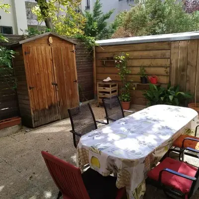 cosy rare 2 bedroom apartment around a private garden