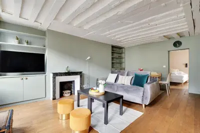 Télévision ou salle de divertissement dans l'établissement Chic apartment -1BR-4P- Haut Marais - République