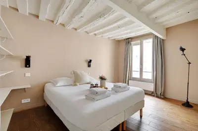Un ou plusieurs lits dans un hébergement de l'établissement Chic apartment -1BR-4P- Haut Marais - République