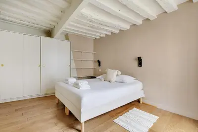 Un ou plusieurs lits dans un hébergement de l'établissement Chic apartment -1BR-4P- Haut Marais - République