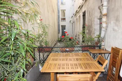 Restaurant ou autre lieu de restauration dans l'établissement Superbe T3 Terrasse Coeur de Paris historique