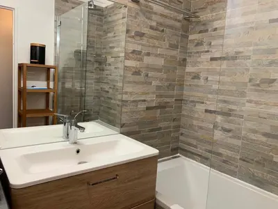 Salle de bains dans l'établissement Superbe appartement 3 pièces 57 m2 avec Terrasse 33m2