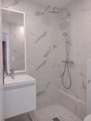 Salle de bains dans l'établissement Dupleix Hotel