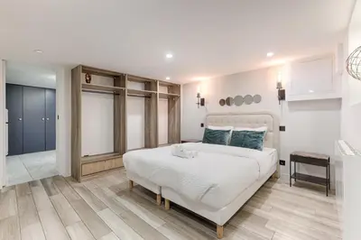 Un ou plusieurs lits dans un hébergement de l'établissement Amazing Luxury Triplex 3BR - 6P - Arc de Triomphe
