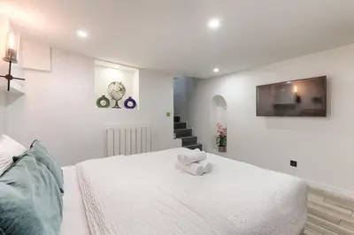 Un ou plusieurs lits dans un hébergement de l'établissement Amazing Luxury Triplex 3BR - 6P - Arc de Triomphe
