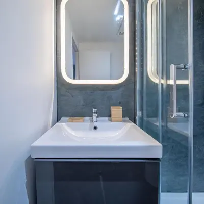 Salle de bains dans l'établissement New Studio Near Bois de Vincennes