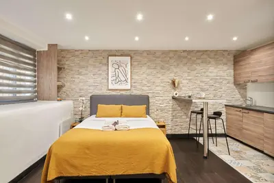 Un ou plusieurs lits dans un hébergement de l'établissement Studio Le Marais by Studio prestige