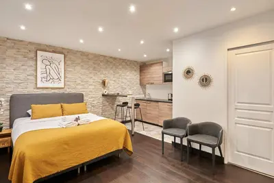 Un ou plusieurs lits dans un hébergement de l'établissement Studio Le Marais by Studio prestige