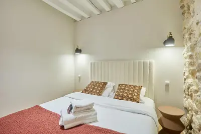 Un ou plusieurs lits dans un hébergement de l'établissement Apartment Pantheon Nôtre Dame by Studio prestige