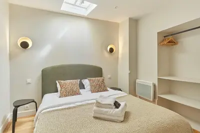 Un ou plusieurs lits dans un hébergement de l'établissement Apartment Pantheon Nôtre Dame by Studio prestige