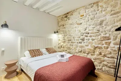 Un ou plusieurs lits dans un hébergement de l'établissement Apartment Pantheon Nôtre Dame by Studio prestige