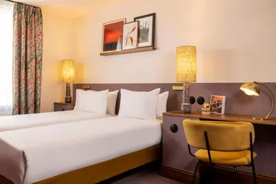 Un ou plusieurs lits dans un hébergement de l'établissement Hotel Ernest