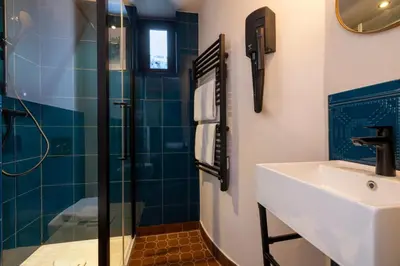 Salle de bains dans l'établissement Hotel Ernest