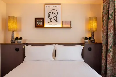 Un ou plusieurs lits dans un hébergement de l'établissement Hotel Ernest