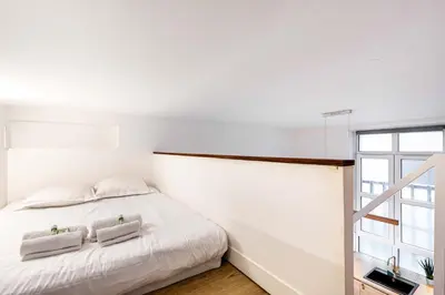 Un ou plusieurs lits dans un hébergement de l'établissement Disponible - Paris - All Equipped Souplex - Mezzanine Bedrooms - From 1 to 6 Guests - Departure up to 11am - Entrance from 4 pm