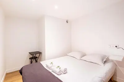 Un ou plusieurs lits dans un hébergement de l'établissement Disponible - Paris - All Equipped Souplex - Mezzanine Bedrooms - From 1 to 6 Guests - Departure up to 11am - Entrance from 4 pm
