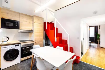 Cuisine ou kitchenette dans l'établissement Disponible - Paris - All Equipped Souplex - Mezzanine Bedrooms - From 1 to 6 Guests - Departure up to 11am - Entrance from 4 pm