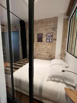 Un ou plusieurs lits dans un hébergement de l'établissement GOOD VIBES Luxurious Loft in Paris 11th, with AC & table football
