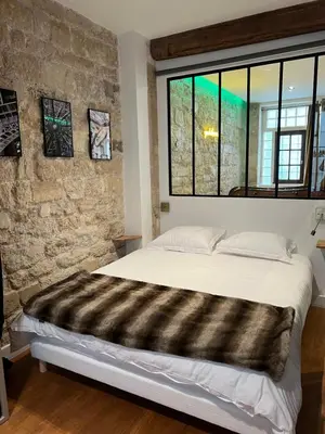 Un ou plusieurs lits dans un hébergement de l'établissement GOOD VIBES Luxurious Loft in Paris 11th, with AC & table football