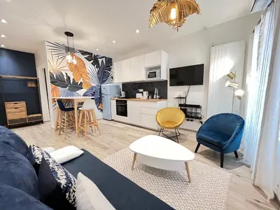Télévision ou salle de divertissement dans l'établissement THE PALM central Paris - Comfort and air conditioning in the 9th