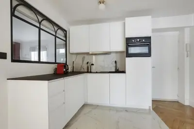 Cuisine ou kitchenette dans l'établissement Apartments in the heart of Paris in Sentier