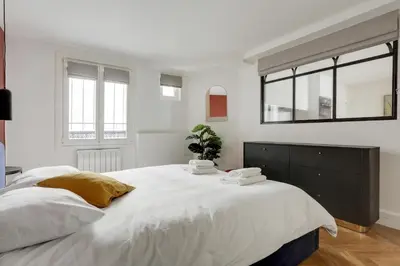 Un ou plusieurs lits dans un hébergement de l'établissement Apartments in the heart of Paris in Sentier