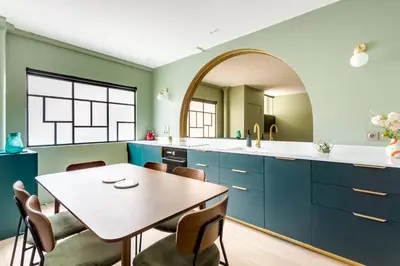 Cuisine ou kitchenette dans l'établissement Relais Cocorico 2 Bedrooms with AC, 2 bathrooms, 8 min Eiffel Tower