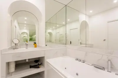 Salle de bains dans l'établissement Relais Cocorico 2 Bedrooms with AC, 2 bathrooms, 8 min Eiffel Tower