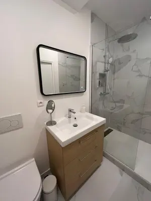 Salle de bains dans l'établissement Relais Cocorico 2 Bedrooms with AC, 2 bathrooms, 8 min Eiffel Tower
