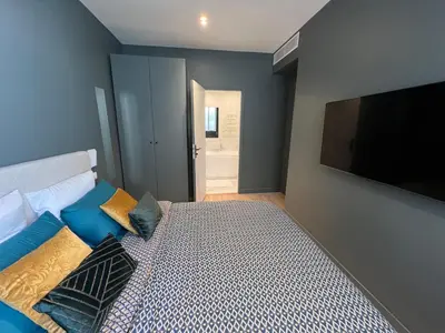 Un ou plusieurs lits dans un hébergement de l'établissement Relais Cocorico 2 Bedrooms with AC, 2 bathrooms, 8 min Eiffel Tower