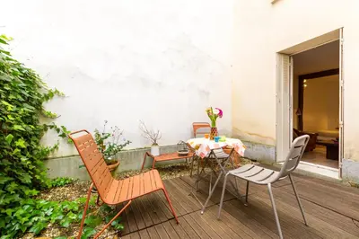 Coin salon dans l'établissement Studio Montonnerre avec terrasse proche Necker et Montparnasse