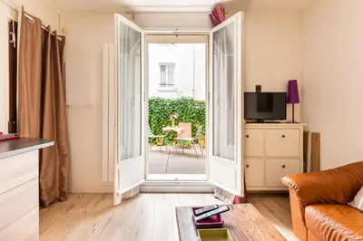 Coin salon dans l'établissement Studio Montonnerre avec terrasse proche Necker et Montparnasse