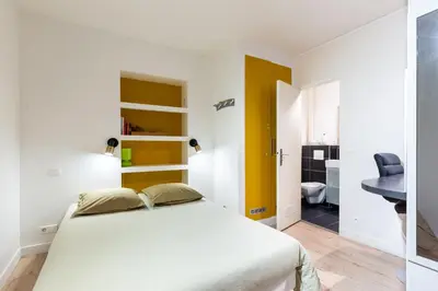 Un ou plusieurs lits dans un hébergement de l'établissement Studio Montonnerre avec terrasse proche Necker et Montparnasse