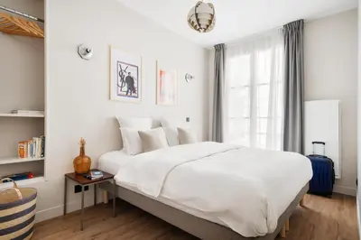 Un ou plusieurs lits dans un hébergement de l'établissement Edgar Suites Champs Elysées - Boétie