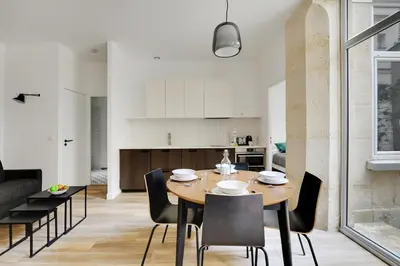 Cuisine ou kitchenette dans l'établissement Chic Apartment -2BR-6P- Oberkampf-République