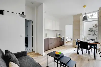 Cuisine ou kitchenette dans l'établissement Chic Apartment -2BR-6P- Oberkampf-République