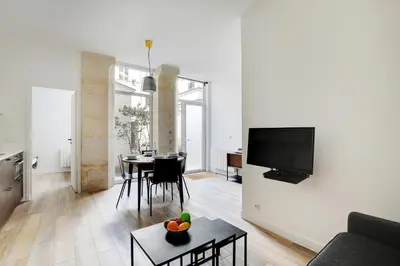Télévision ou salle de divertissement dans l'établissement Chic Apartment -2BR-6P- Oberkampf-République