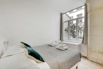 Un ou plusieurs lits dans un hébergement de l'établissement Chic Apartment -2BR-6P- Oberkampf-République